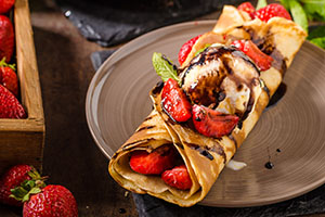 Preparación de crepes de fresa y helado